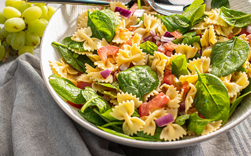 Pasta salad with spinach